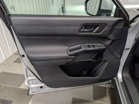 Used 2025 Nissan Pathfinder SV image 13