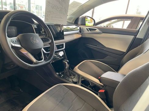 Used 2025 Volkswagen Taos SE image 12