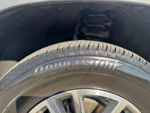 Used 2023 Chevrolet Traverse LT image 34