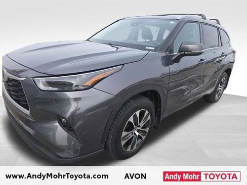 Used 2022 Toyota Highlander XLE AWD/4WD image 3