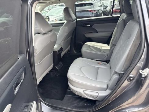 Used 2021 Toyota Highlander XLE AWD/4WD image 17