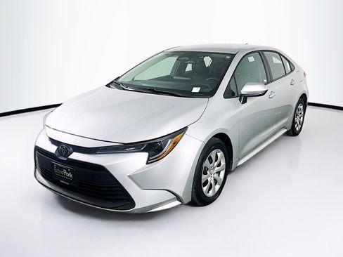 Used 2025 Toyota Corolla LE image 3