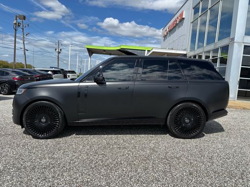 Used 2023 Land Rover Range Rover SE image 2