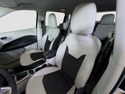 Used 2018 Jeep Compass Latitude FWD image 13