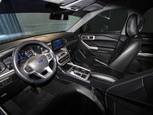 Used 2022 Ford Explorer XLT w/ Equipment Group 202A RWD image 2