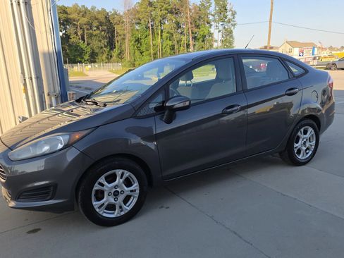 Used 2016 Ford Fiesta SE FWD image 1