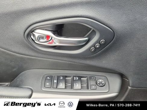 Used 2019 Jeep Cherokee Limited AWD/4WD image 14