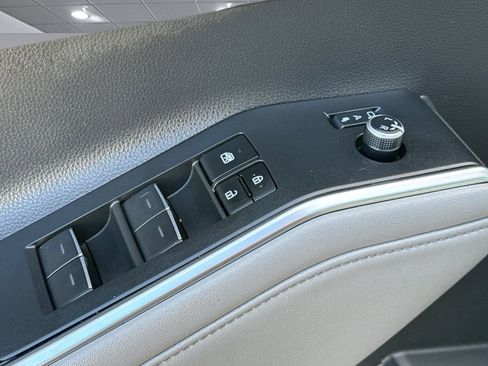 Used 2023 Toyota Highlander Limited image 13