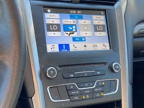 Used 2017 Ford Fusion SE w/ Equipment Group 201A FWD image 9