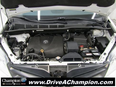 Used 2020 Toyota Sienna L image 33