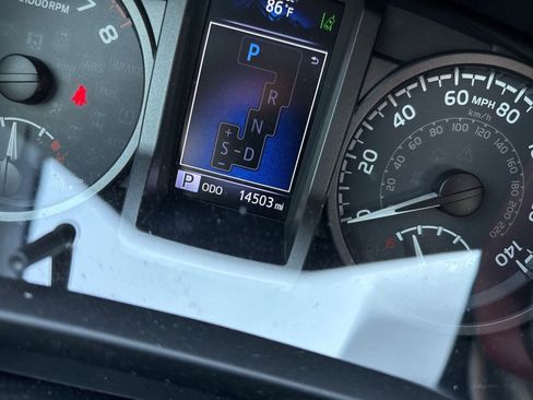 Used 2018 Toyota Tacoma TRD Sport w/ Technology Package image 9