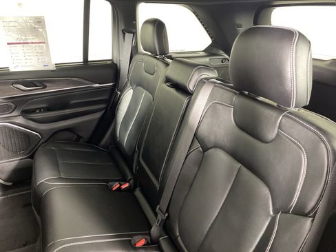 Used 2023 Jeep Grand Cherokee Overland w/ Luxury Tech Group IV AWD/4WD image 33