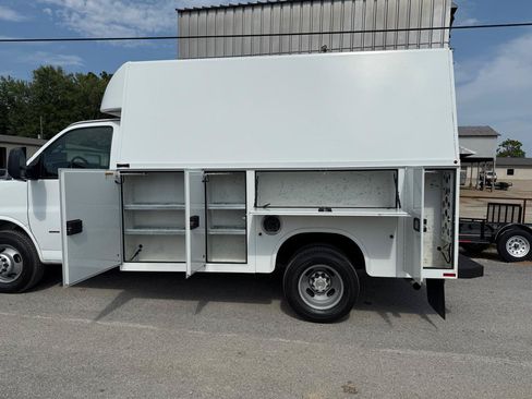 Used 2021 Chevrolet Express 3500 w/ Power Convenience Package RWD image 3