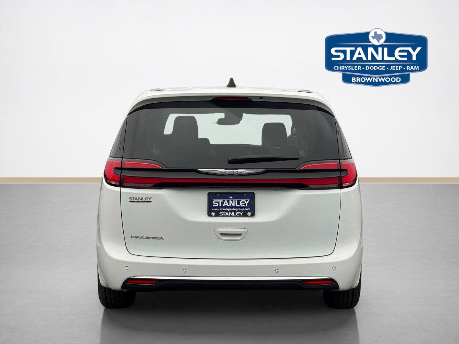 Used 2023 Chrysler Pacifica Touring-L FWD image 6