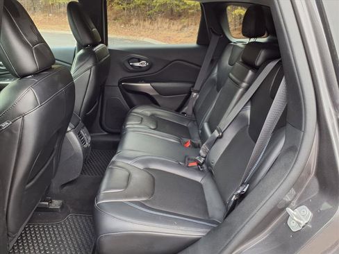 Used 2019 Jeep Cherokee Latitude Plus w/ Cold Weather Group image 10