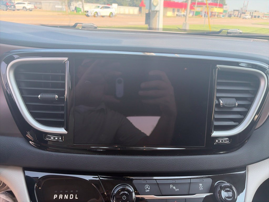 Used 2024 Chrysler Voyager LX FWD image 21