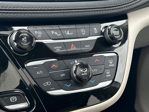 Used 2017 Chrysler Pacifica Limited FWD image 21