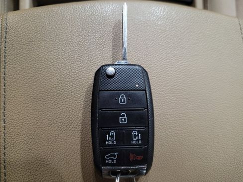 Used 2018 Kia Sedona LX FWD image 32