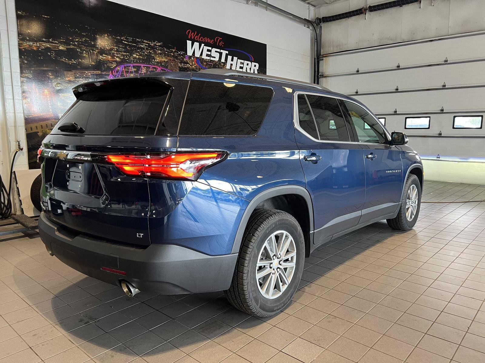 Used 2023 Chevrolet Traverse LT w/ Rear Camera Mirror Package AWD/4WD image 10