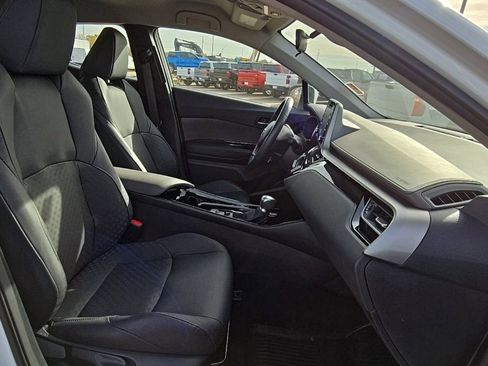 Used 2022 Toyota C-HR XLE image 19