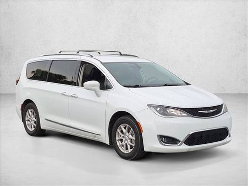 Used 2020 Chrysler Pacifica Touring-L FWD image 3
