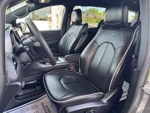 Used 2025 Chrysler Pacifica Limited FWD image 23