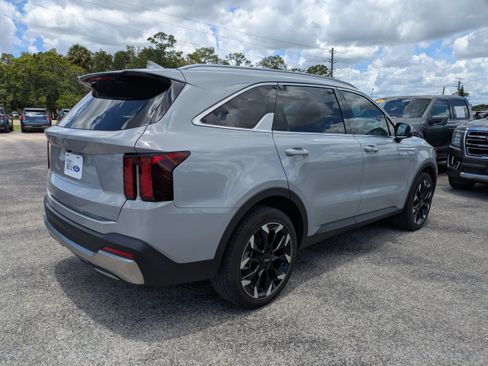 Used 2025 Kia Sorento EX w/ Panoramic Sunroof Package FWD image 4
