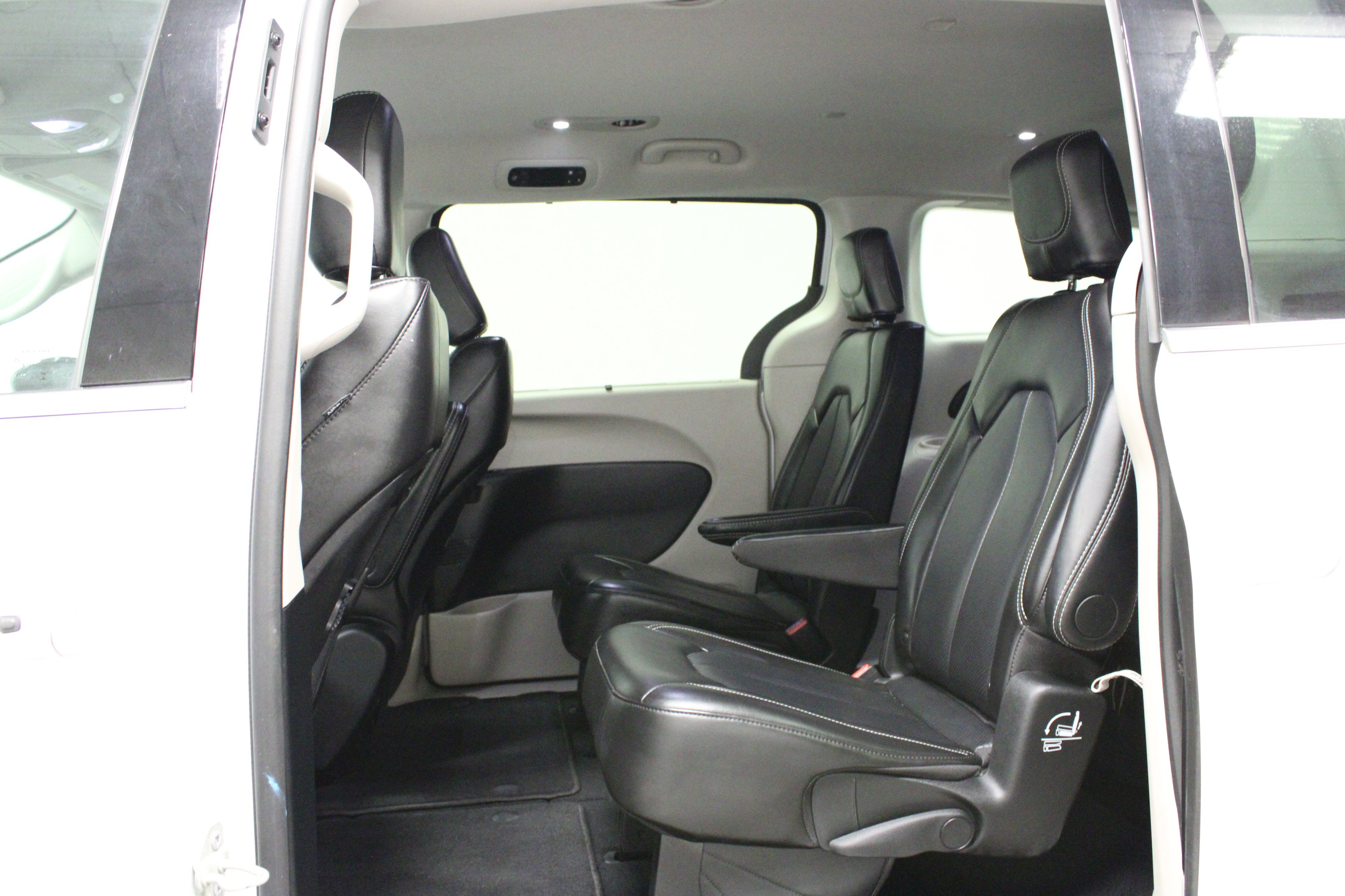 Used 2024 Chrysler Pacifica Touring-L FWD image 13