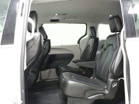 Used 2024 Chrysler Pacifica Touring-L FWD image 13