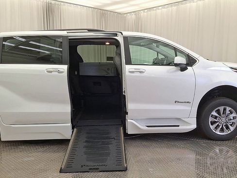 Used 2026 Toyota Sienna XLE FWD image 4