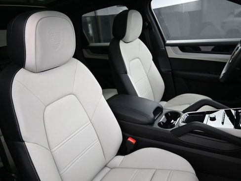 Certified 2025 Porsche Cayenne AWD/4WD image 28