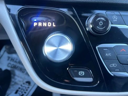 Used 2024 Chrysler Pacifica Touring-L image 26