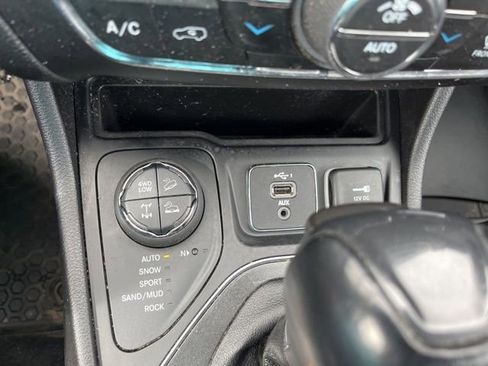 Used 2021 Jeep Cherokee Trailhawk AWD/4WD image 19