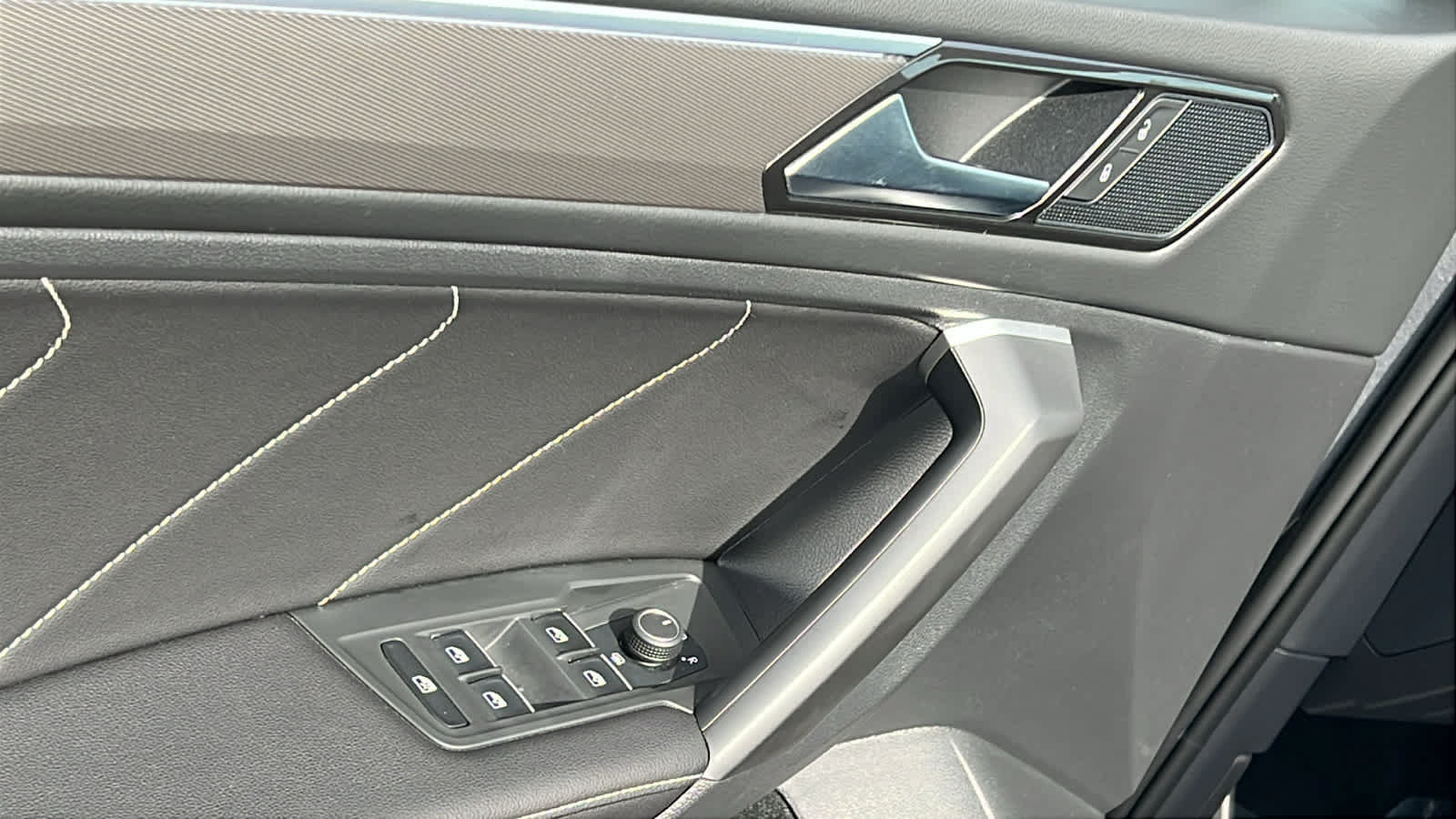 Certified 2023 Volkswagen Tiguan SE R-Line FWD image 22