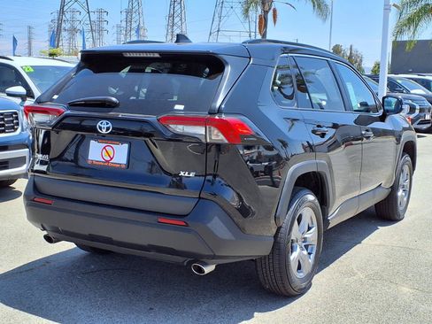 Used 2025 Toyota RAV4 XLE FWD image 6