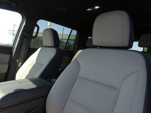 Used 2024 Chevrolet Traverse LT FWD image 12