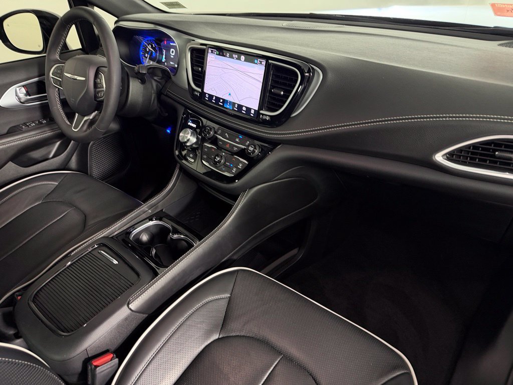 Used 2026 Chrysler Pacifica Limited FWD image 13