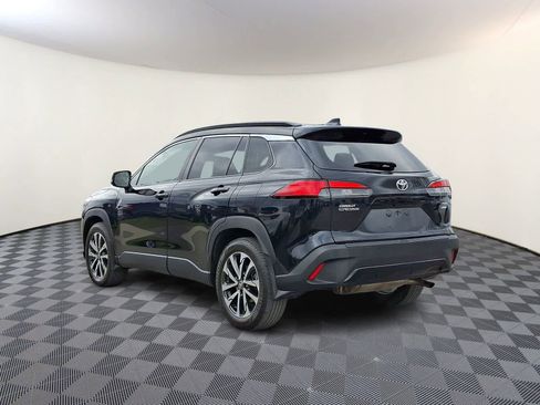 Used 2022 Toyota Corolla Cross XLE w/ Convenience Package image 9