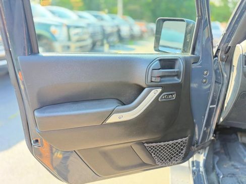 Used 2016 Jeep Wrangler Unlimited Sahara w/ Dual Top Group AWD/4WD image 19