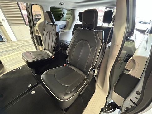 Used 2023 Chrysler Pacifica Limited image 7