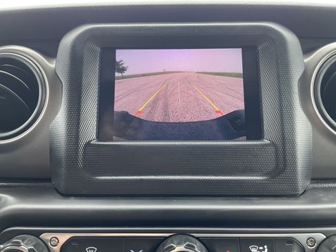 Used 2023 Jeep Gladiator Sport image 6