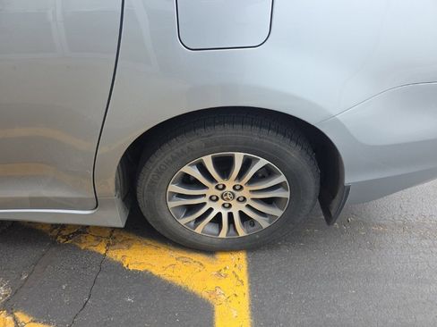 Used 2020 Toyota Sienna XLE image 12