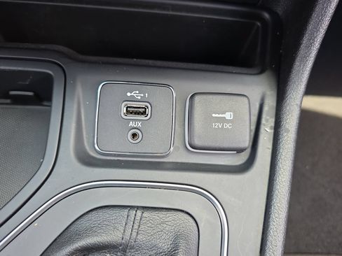 Used 2021 Jeep Cherokee Latitude FWD image 24