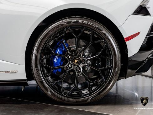 Used 2022 Lamborghini Huracan EVO image 14