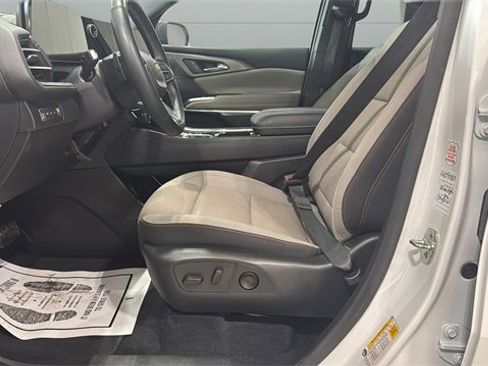 Used 2025 Chevrolet Traverse LT image 18
