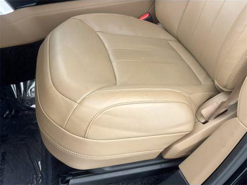 Certified 2025 Land Rover Range Rover SE image 19