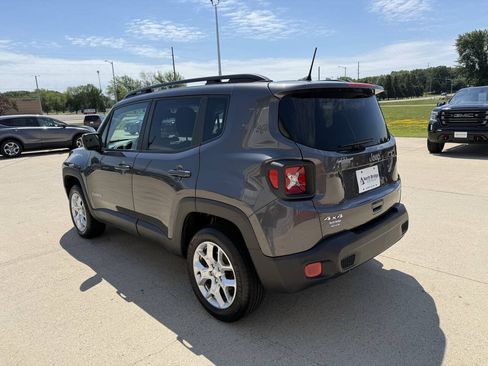 Used 2018 Jeep Renegade Latitude AWD/4WD image 3
