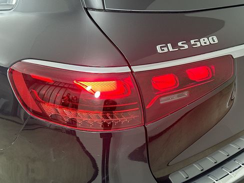 Used 2024 Mercedes-Benz GLS 580 4MATIC image 43