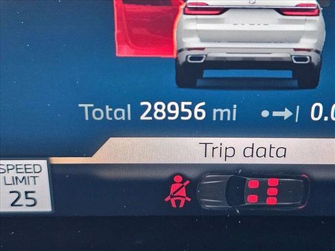 Used 2025 BMW X7 xDrive40i w/ Premium Package image 11