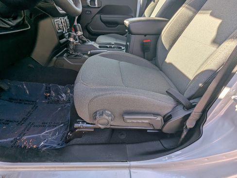 Used 2024 Jeep Wrangler Sport S image 17